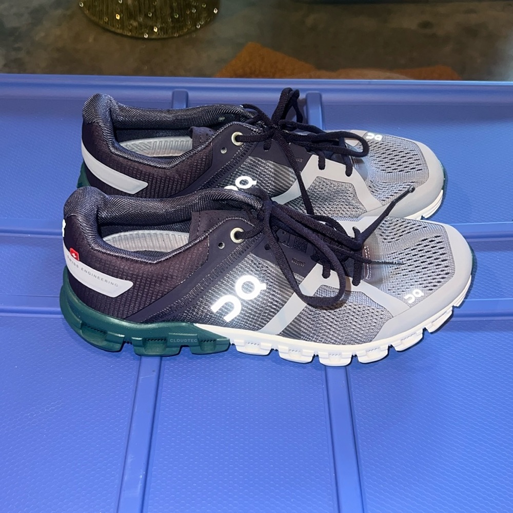 Women’s on cloud running shoes. Size 6